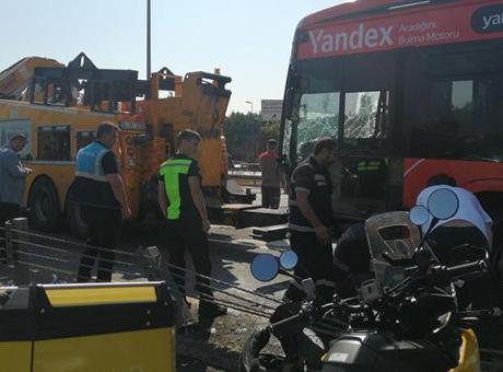 Haliç Köprüsü'nde kontrolden çıkan metrobüs bariyerlere çarptı