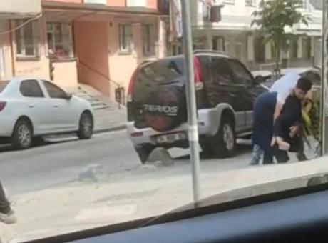 Sultangazi’de annesini sokak ortasında darbetti, kimse müdahale etmedi