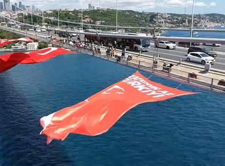 15 Temmuz Şehitler Köprüsü'ne Türk bayrağı asıldı: Tüm dünyaya ispatladı