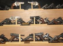 Araçtan cephanelik çıktı: 65 ruhsatsız tabanca, İkinci Dünya Savaşı'nda kullanılan silahlar