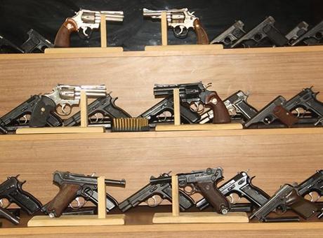 Araçtan cephanelik çıktı: 65 ruhsatsız tabanca, İkinci Dünya Savaşı'nda kullanılan silahlar