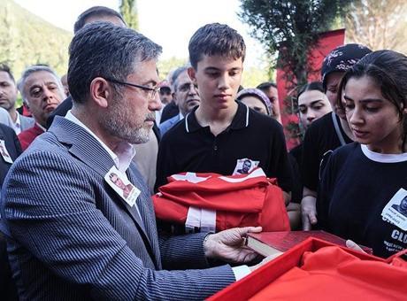 Bakan Yumaklı şehit orman işçisi için düzenlenen cenaze törenine katıldı