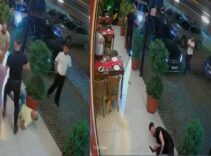 Eğlence mekanı önünde silahlı çatışma! Anbean güvenlik kamerasına yansıdı