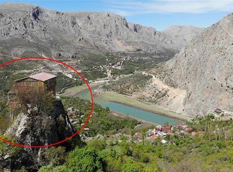 Emekli öğretmenin büyüleyen evi! 2 yılda tamamladı, şehrin sembolü oldu