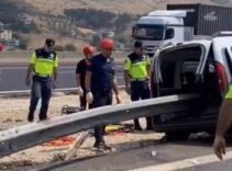 Motor bölümünden girip bagajı delerek çıktığı! Feci kazada 2 kişi can verdi