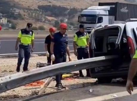 Motor bölümünden girip bagajı delerek çıktığı! Feci kazada 2 kişi can verdi