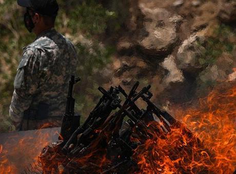 Son Dakika Terör haberleri: Tarihi adım! PKK'lı terörist grubu silahlarını yaktı