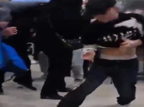 AVM'nin ortasında 1 çocuğun bıçakla yaralandığı kavgada 2 çocuğa tutuklama