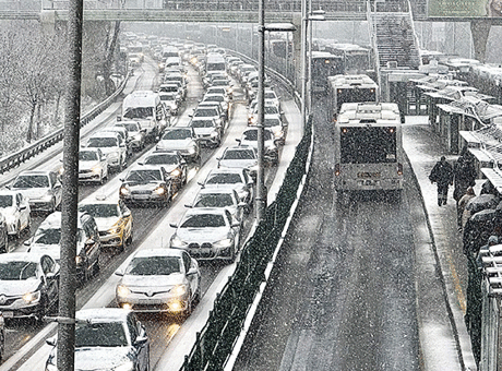 İstanbul'da kar yağışı hayatı felç etti! Valilik ve AKOM'dan yeni uyarı