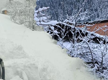 Kar kalınlığı 2 metreyi aştı! '15 yıldır böyle bir kar yağışı da görmemiştik'
