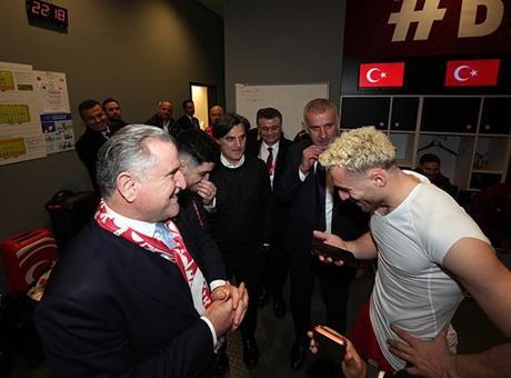 Cumhurbaşkanı Erdoğan'dan Romanya'yı geçen A Milli Futbol Takımı'na tebrik telefonu