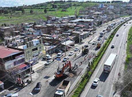 Diyarbakır-Silvan kara yolunda çökme meydana geldi