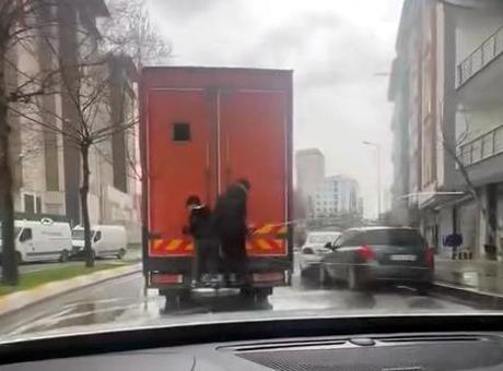 İstanbul trafiğinde patenle tehlikeli yolculuk! Ölümü böyle hiçe saydılar