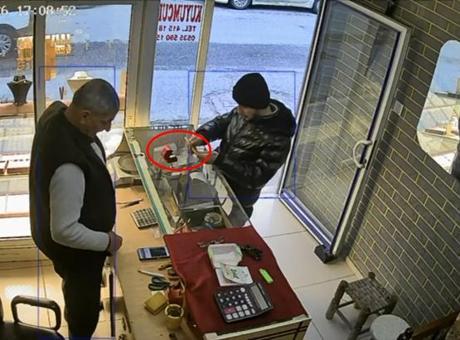 Kuyumcuda akılalmaz yöntem! 'Fotoğraf çekeceğim' dedi, 60 bin liralık yüzükle bir anda kayboldu