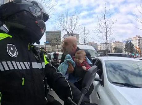Motosikletteki kahraman! 3 aylık bebek hastaneye böyle yetiştirildi