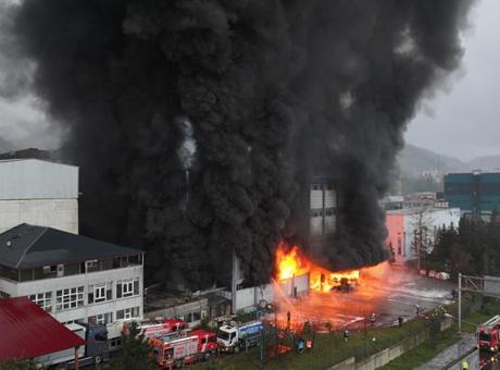 Trabzon'da fındık fabrikasının deposunda çıkan yangın kontrol altına alındı