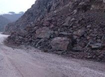 Yüksekova'da heyelan karayolunu yuttu, ilçenin çevre illerle ulaşımı kesildi