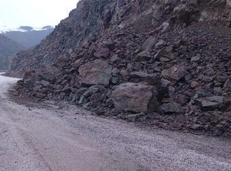 Yüksekova'da heyelan karayolunu yuttu, ilçenin çevre illerle ulaşımı kesildi