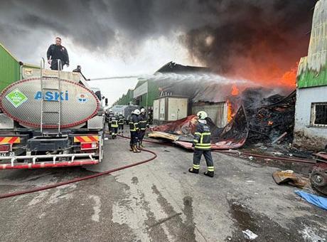 Adana’da geri dönüşüm tesisinde çıkan yangın kontrol altına alındı