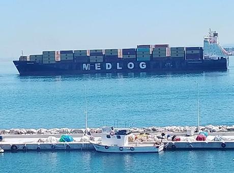 Çanakkale Boğazı'nda arızalanan gemi güvenli bölgeye çekildi