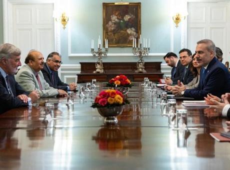 Dışişleri Bakanı Hakan Fidan, Lordlar Kamarası ve Avam Kamarası üyeleriyle görüştü