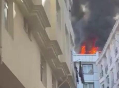 Esenyurt'ta bir binada başlayıp bitişiğindeki 2 apartmana sıçrayan yangın söndürüldü