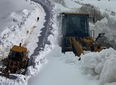 Nisan ortasında şoke eden manzara! Kar kalınlığı 5 metreyi buldu