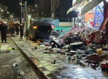 Otomobil iş yerlerine çarpıp, devrildi