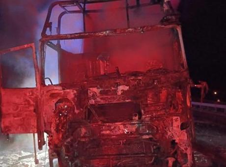 Samsun'da seyir halindeki ahşap yüklü tır yandı