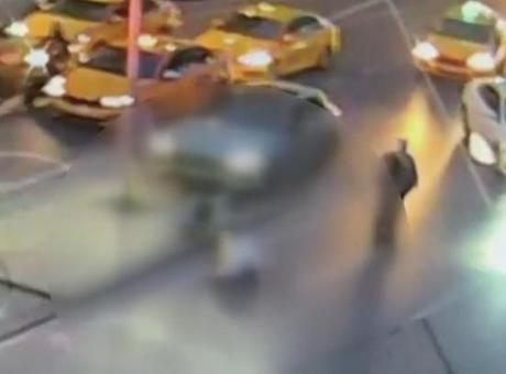 Şişli'de feci kaza! Sürücü bir anda bayıldı, felaket peş peşe geldi: Direk turistin üzerine devrildi