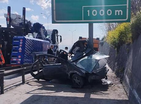 TEM Otoyolu'nda feci kaza! Otomobil yön levhasına saplandı