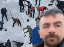126 gün sonra kar altından çıkarıldı! Ekipleri yıkan manzara: Belinde ekmek poşeti, elinde bisküvi