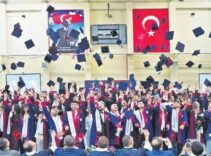 Anaokulundan üniversiteye… Kep attıran değil cep yakan tören