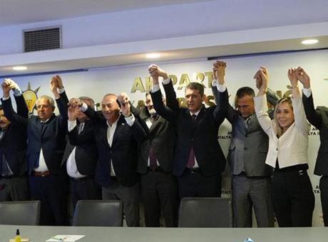 Antalya'da siyasi dengeler değişti! 5 meclis üyesi AK Parti saflarına katıldı