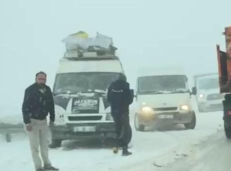 En kısa yol çileye dönüştü! Mayıs ayında kar geçit vermedi, yolda kaldılar