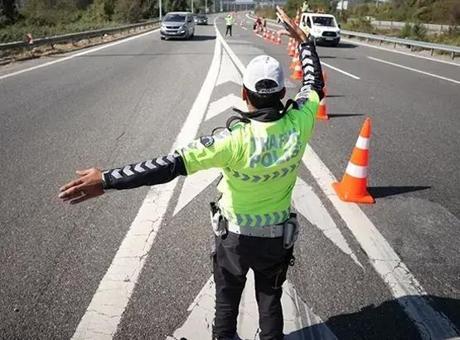 İstanbul emniyeti duyurdu! Bakırköy'de bazı yollar yarın trafiğe kapatılıyor