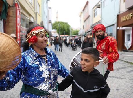 Kakava’da geri sayım: Baba Fingo Efsanesi için binlerce kişi Tunca’ya akın etti! Edirne’de gece ateşle başlayacak