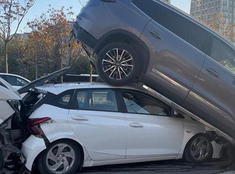 Kartal'da 4 araç birbirine girdi! Zincirleme kazada 5 kişi yaralandı