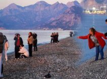 Yer: Antalya! Sabahın köründe yüzlerce kişi aynı şey için sahile akın etti: Her sene yapmaya çalışıyoruz
