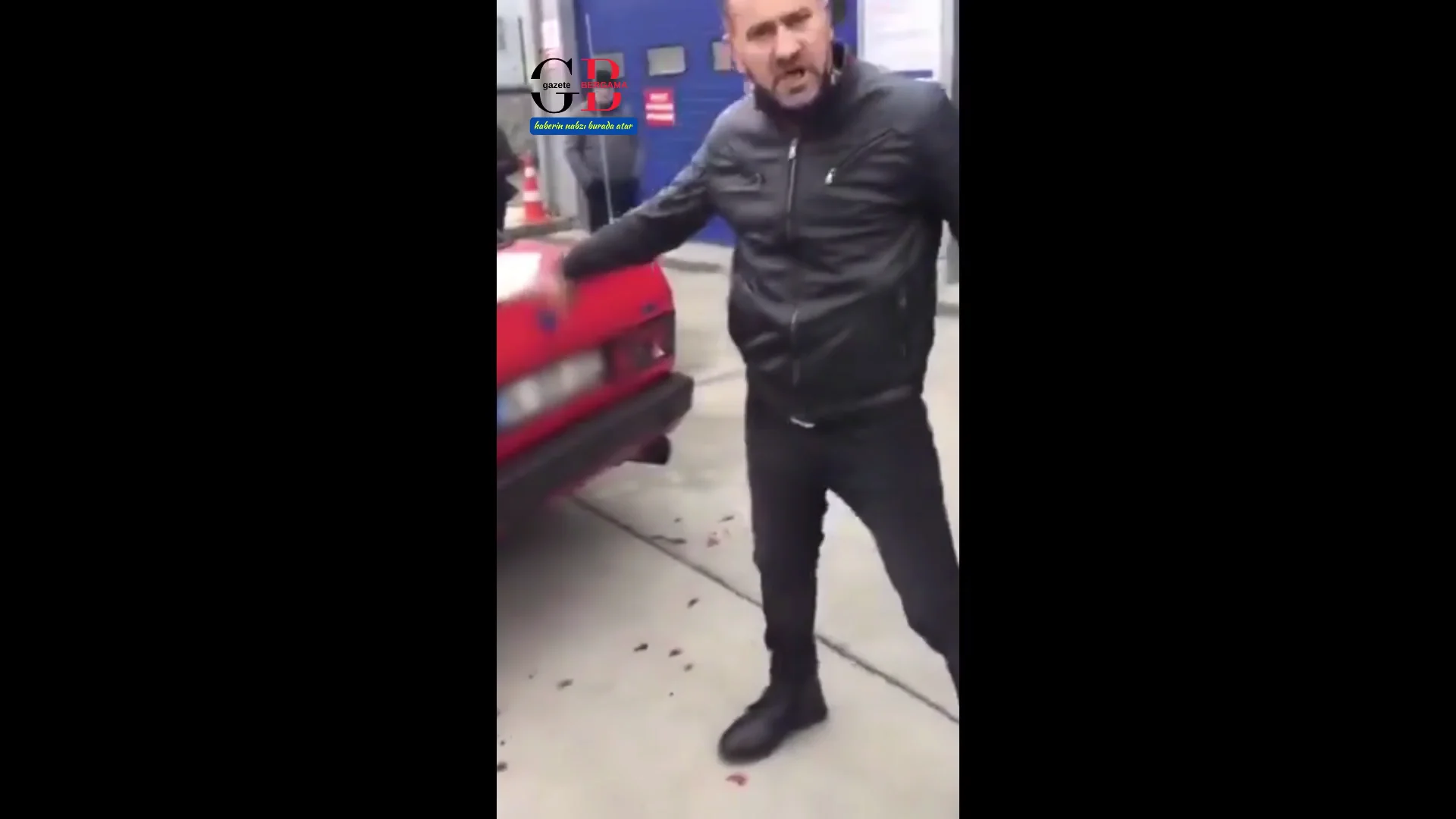 Sunulan gerekçe çıldırttı: TÜVTÜRK’ün önünde sinir krizi geçiren vatandaş aracını parçaladı