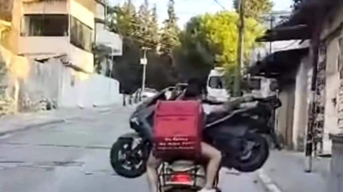 İzmir'de ilginç olay: Motosikletle başka motosikleti taşıdılar!