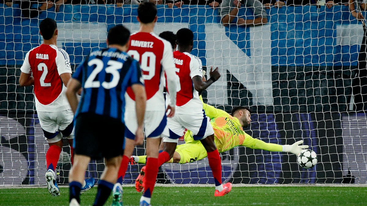 Arsenal kalecisi David Raya devleşti, Atalanta'ya geçit vermedi: İnanılmaz çifte kurtarış