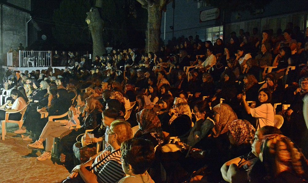 Bergama Kozak’ta köy kadınlarının tiyatro ile 'doğa talanı' isyanı!