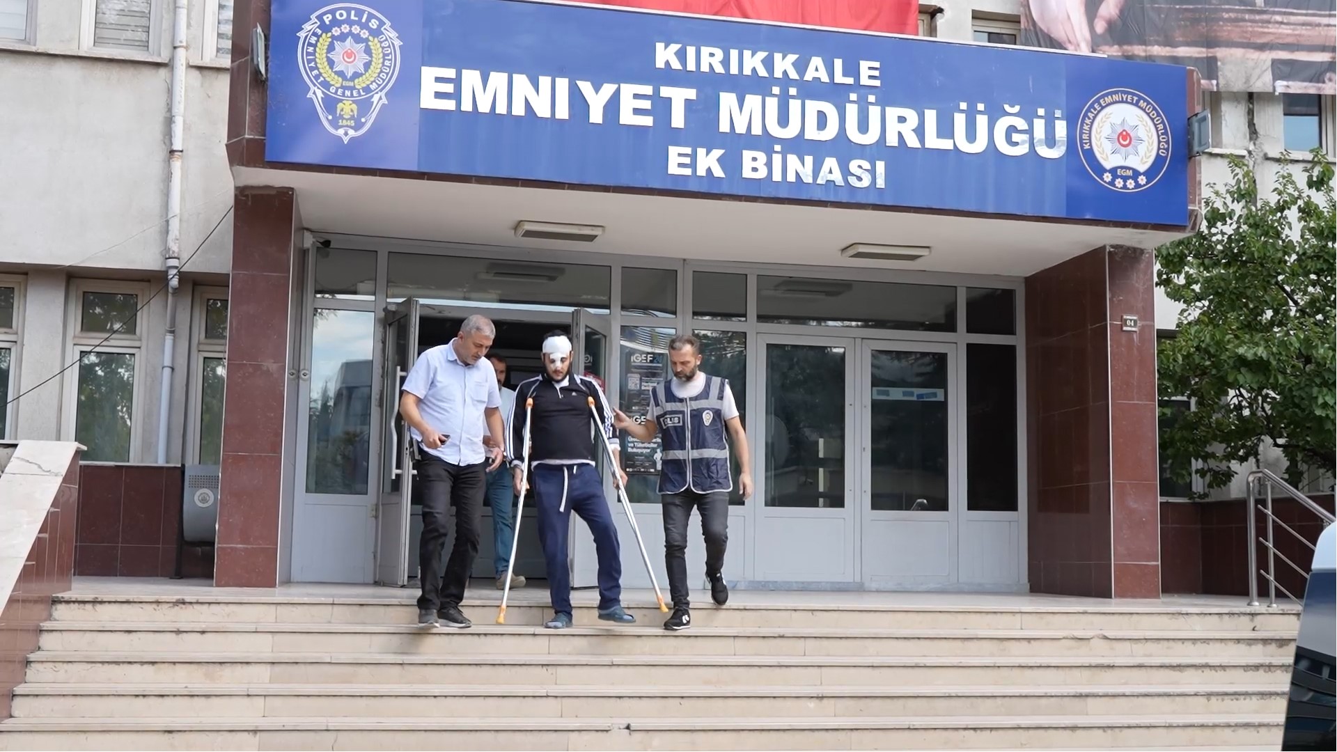 Bıçakladığı babası ambulansta öldü