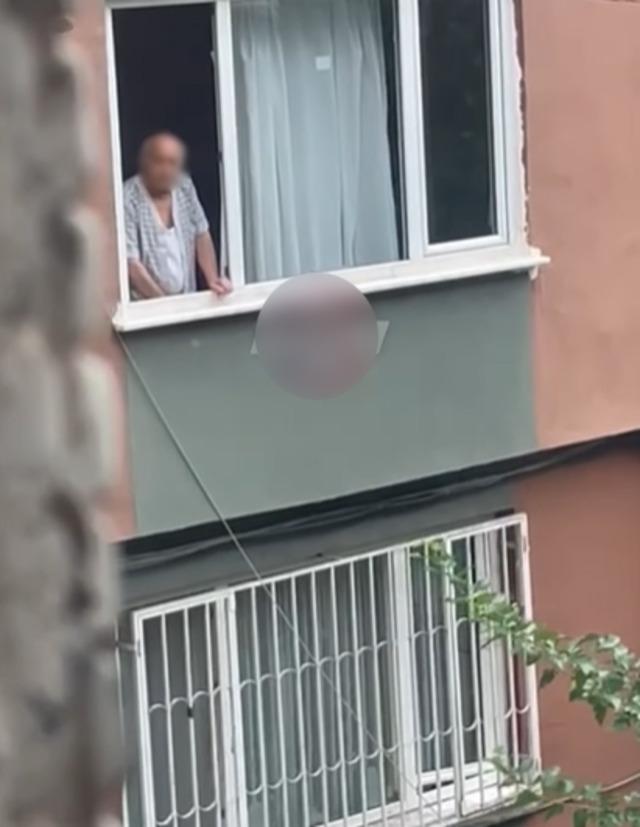 Bu iğrenç görüntüler gündem oldu! Evinden çocuk parkını izleyerek...