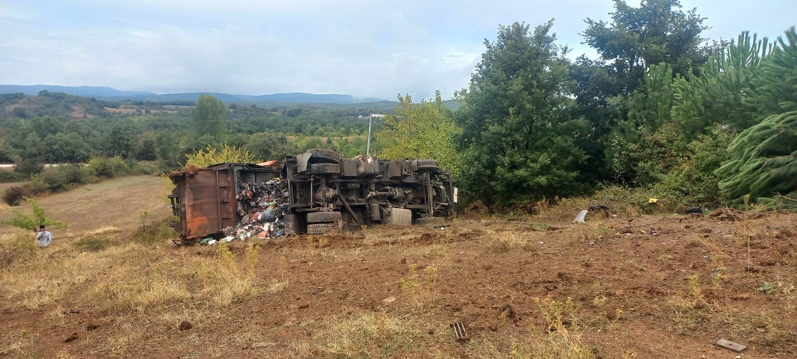 Çöp kamyonu şarampole yuvarlandı: 3 kişi yaralandı