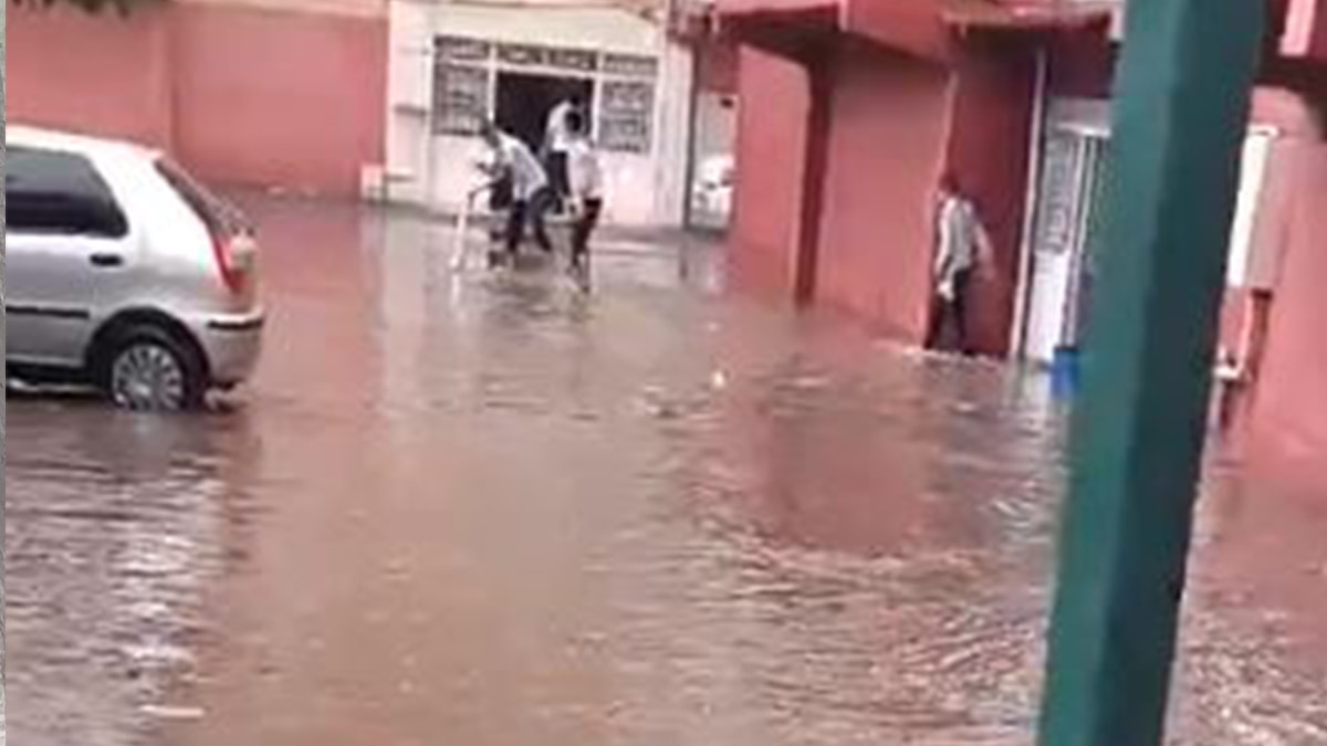 Diyarbakır sağanağa teslim: Evleri su bastı, yollar göle döndü