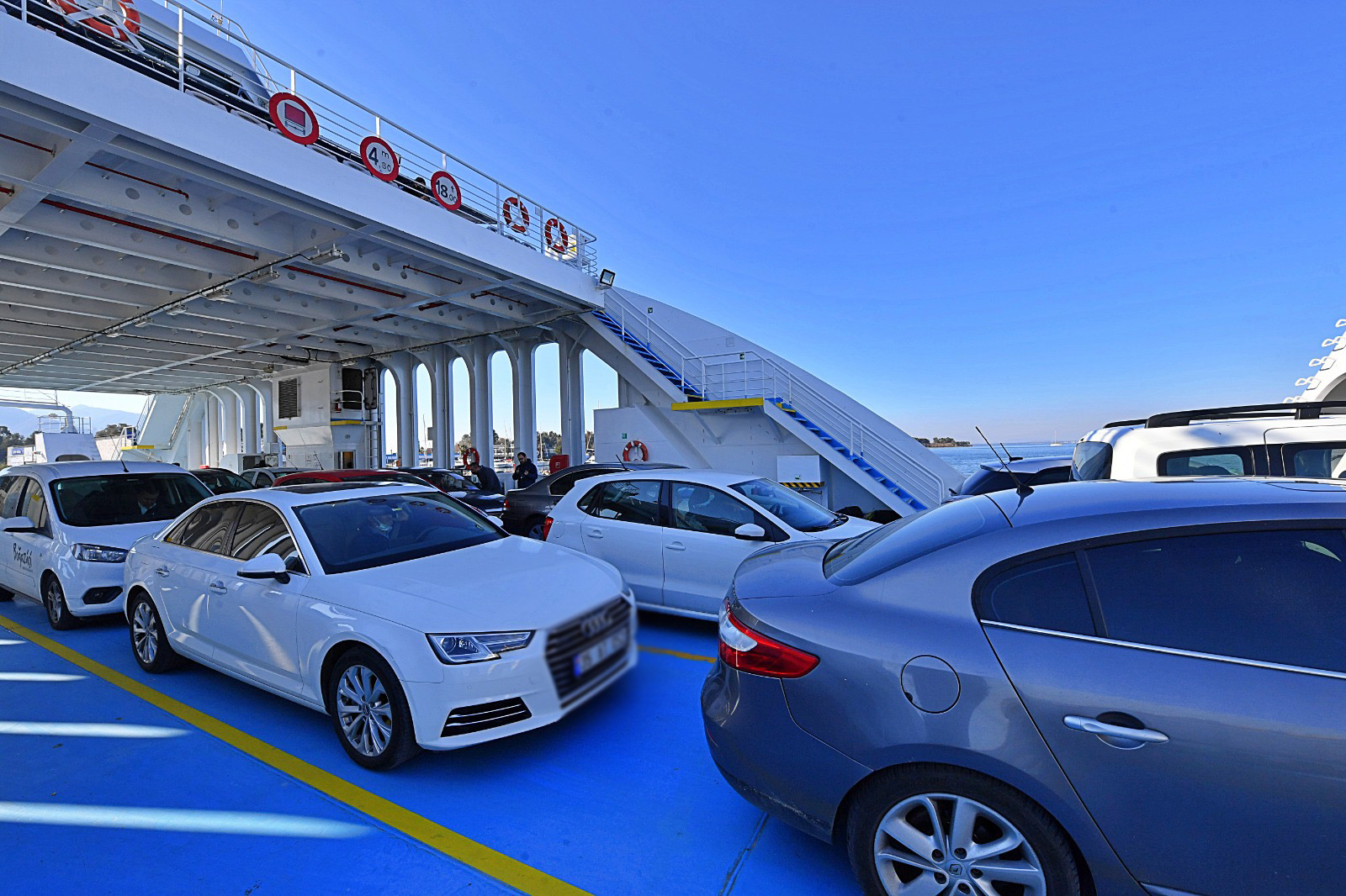 Feribotla taşınan araç sayısında yüzde 30 artış! İZDENİZ trafiğe nefes oldu