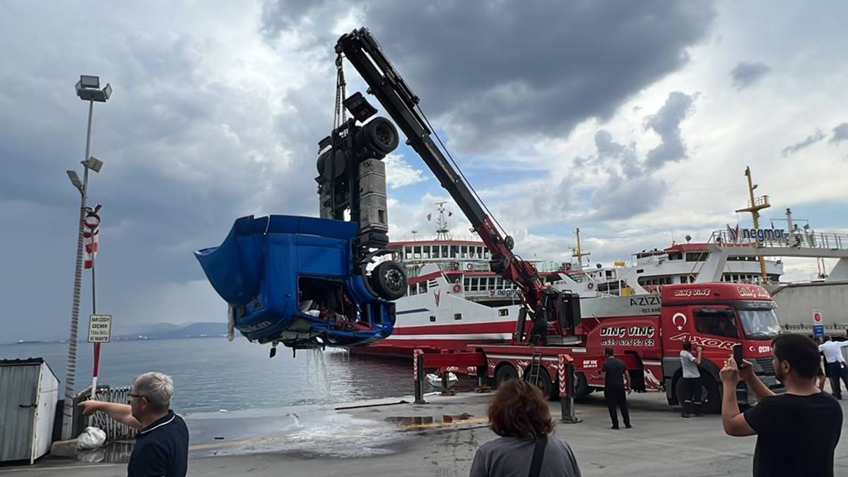 Freni boşalan TIR denize düştü: Emici pedler bırakıldı