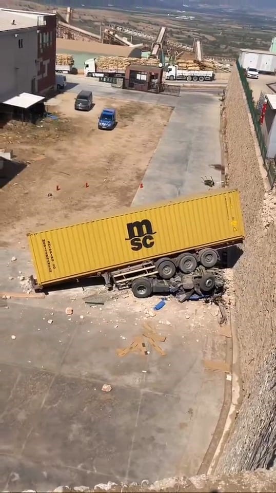 Freni boşalan tır mobilya fabrikasının bahçesine uçtu